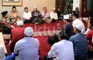 Taujih Syeikh DR Yudi Latif  (kiri) bersama Khodim Zawiyah Arraudhah Al Akh Muhammad Danial Nafis (kanan) saat acara Kajian Spesial Ramadhan di Zawiyah Arraudah, Jalan Tebet Barat VIII, No 50, Jakarta Selatan, Minggu (4/6/2017). Dalam kajian Spesial Ramadhan ini yang bertamakan "Pancasila dalam Tasawuf Islam". AKTUAL/Munzir