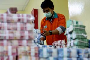 Petugas menata uang rupiah di Cash Center Bank BNI 46, Jakarta Selatan. Nilai tukar rupiah melemah 22 poin atau 0,16% ke Rp13.390 per dolar AS seiring pergerakan IHSG pada pembukaan perdagangan hari ini, Selasa (4/7/2017). Nilai tukar rupiah melemah 22 poin atau 0,16% ke Rp13.390 per dolar AS seiring pergerakan IHSG pada pembukaan perdagangan hari ini. AKTUAL/Munzir