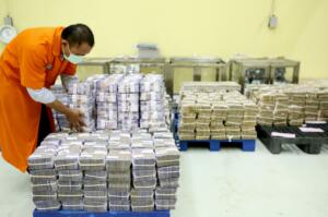 Petugas menata uang rupiah di Cash Center Bank BNI 46, Jakarta Selatan. Nilai tukar rupiah melemah 22 poin atau 0,16% ke Rp13.390 per dolar AS seiring pergerakan IHSG pada pembukaan perdagangan hari ini, Selasa (4/7/2017). Nilai tukar rupiah melemah 22 poin atau 0,16% ke Rp13.390 per dolar AS seiring pergerakan IHSG pada pembukaan perdagangan hari ini. AKTUAL/Munzir