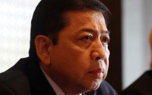 Ketua DPR Setya Novanto menyampaikan keterangan pers di Kompleks Parlemen, Senayan, Jakarta, Selasa (18/7). Ketua DPR Setya Novanto memberikan keterangan pers terkait penetapan diriinya sebagai tersangka kasus korupai KTP elektronik (E-KTP) oleh KPK. Dalam keterangnnya Setya Novanto Masih menjabat sebagai Ketua DPR. AKTUAL/Tino Oktaviano