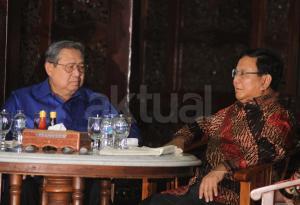 Ketua Umum Partai Demokrat Susilo Bambang Yudhoyono (kiri) berbincang dengan Ketua Umum Partai Gerindra Prabowo Subianto (kanan) sebelum mengadakan pertemuan tertutup di Puri Cikeas, Bogor, Jawa Barat, Kamis (27/7). Pertemuan keduanya membahas kondisi politik bangsa. AKTUAL/Tino Oktaviano