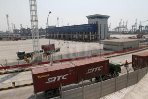 Suasana sepi terlihat di Jakarta International Container Terminal (JICT) di Tanjung Priok, Jakarta, Kamis (3/8). Suasana sepi ini disebabkan Aksi Mogok kerja ratusan Pekerja PT Jakarta International Countainer Terminal (JICT). AKTUAL/Tino Oktaviano