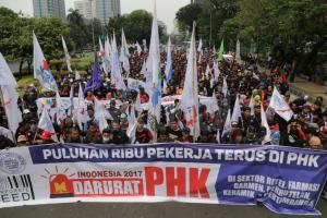 Ribuan buruh yang tergabung salam Konfederasi Serikat Pekerja Indonesia (KSPI) melakukan long march di kawasan Monas, Jakarta, Sabtu (7/10/207). Tuntutan terkait peningkatan kualitas jaminan kesehatan disuarakan, mengingat pemberian layanan itu kepada pekerja dirasa masih buruk. Sementara itu, penolakan terhadap upah murah dilakukan mengingat dampaknya kepada kesejahteraan buruh, serta perekonomian nasional. AKTUAL/Tino Oktaviano