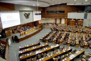 Suasana pengesahan Peraturan Pemerintah Pengganti Undang-Undang Nomor 2 Tahun 2017 tentang Organisasi Masyarakat (Perppu Ormas) di gedung Parlemen, Senayan, Jakarta, Selasa (24/10). Paripurna DPR RI mengesahkan RUU tentang Penetapan Peraturan Pemerintah Pengganti Undang-undang (Perppu) Nomor 2 Tahun 2017 tentang Organisasi Kemasyarakatan menjadi undang-undang, pengesahan itu disepakati lewat mekanisme voting setelah upaya musyawarah mufakat tak tercapai. AKTUAL/Tino Oktaviano