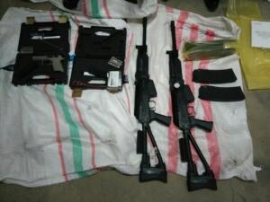 Senjata apai jenis AK 47 dan pistol, yang merupakan isi dari boks yang disita TNI di Bandara Fatmawati Bengkulu, Rabu (4/10). Foto: Ist.