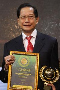 Presiden Direktur PT Bank Central Asia Tbk (BCA) Jahja Setiaatmadja menerima penghargaan CEO of the Year 2017. AKTUAL/Eko S Hilman