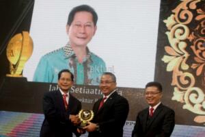 Presiden Direktur PT Bank Central Asia Tbk (BCA) Jahja Setiaatmadja menerima penghargaan CEO of the Year 2017 yang diserahkan oleh Menteri Desa, Pembangunan Daerah Tertinggal dan Transmigrasi Indonesia (PDTT) Eko Putro Sandjojo dan disaksikan oleh Pemimpin Redaksi Majalah Property & Bank Indra Utama dalam ajang Property & Bank Award XII 2017 di Jakarta, Kamis (09/11). Penghargaan tersebut diberikan sebagai apresiasi atas peran Jahja Setiaatmadja sebagai dirigen yang membawa BCA menjadi bank swasta terbesar di Indonesia, dengan layanan solusi perbankan yang inovatif dan kinerja bisnis yang solid. AKTUAL/Eko S Hilman
