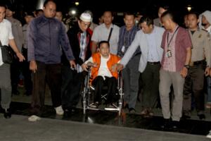 Tersangka kasus korupsi KTP Elektronik Ketua DPR RI yang juga Ketua Umum Partai Golkar Setya Novanto tiba di gedung KPK, Jakarta, Minggu (19/11) malam. Ketua DPR tersebut dipindahkan dari RSCM Kencana ke rutan KPK. AKTUAL/Tino Oktaviano