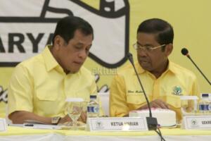 Sekjen Partai Golkar Idrus Marham berbincang dengan Ketua Harian DPP Partai Golkar, Nurdin Halid disela rapat pleno Golkar di kantor DPP Partai Golkar, Jakarta, Selasa (21/11/2017). Rapat ini membahas nasib Ketua Umum Partai Golkar Setya Novanto yang saat ini sudah ditahan Komisi Pemberantasan Korupsi (KPK). AKTUAL/Tino Oktaviano