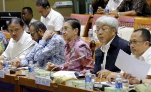 Presdir PT Freeport Indonesia Tony Wenas dan Dirjen Minerba Kementerian ESDM Bambang Gatot saat Rapat Panitia Kerja dengan Komisi VII di gedung Parlemen, Senayan, Jakarta, Senin (27/11/2017). Panja DPR dengan Freeport ini membahas soal divestasi dan progres pembangunan smelter. AKTUAL/Tino Oktaviano