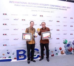 Direktur Utama bank bjb Ahmad Irfan (kiri) dan Direktur Kepatuhan dan Manajemen Risiko bank bjb Agus Mulyana (kiri) berfoto bersama usai menerima penghargaan.
