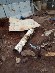 Potongan pipa yang bocor setelah pekerjaan perbaikan yang dilakukan pada Jumat (16/03/2018), setelah pekerjaan perbaikan ditemukan robekan  pada pipa tersebut.