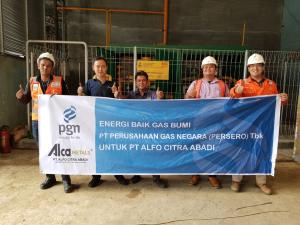 Tim dari PT Perusahaan Gas Negara (Persero) Tbk. (PGN) saat kegiatan gas-in di PT Alfo Citra Abadi, Medan, Sumatera Utara. Pabrik aluminium ini mengganti batu bara dengan gas bumi sebesar 240.000 meter kubik per bulan untuk bahan bakar pabriknya.