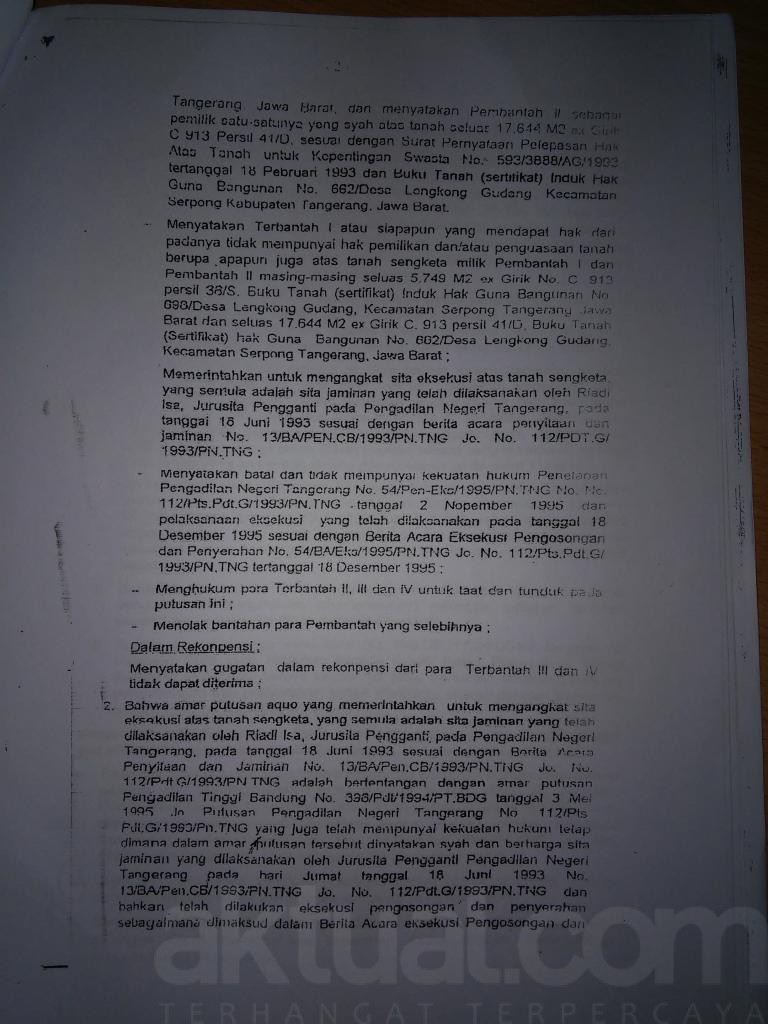 Surat PN Tangerang yang ditujukan ke Mahkamah Agung RI yang menerangkan bahwa amar putusan MA tidak dapat dilakukan eksekusi, karena objek sengketa lahan lokasinya berbeda (Hal 2).