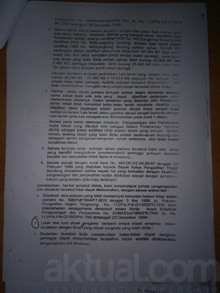 Surat PN Tangerang yang ditujukan ke Mahkamah Agung RI yang menerangkan bahwa amar putusan MA tidak dapat dilakukan eksekusi, karena objek sengketa lahan lokasinya berbeda (Hal 3).