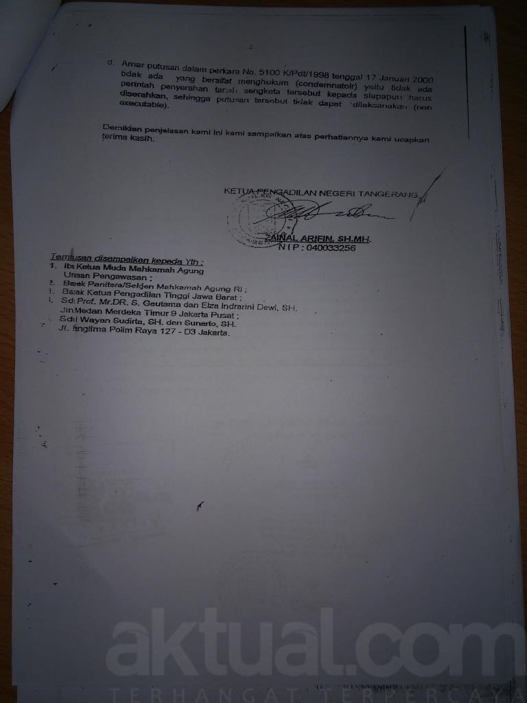 Surat PN Tangerang yang ditujukan ke Mahkamah Agung RI yang menerangkan bahwa amar putusan MA tidak dapat dilakukan eksekusi, karena objek sengketa lahan lokasinya berbeda (Hal 4).