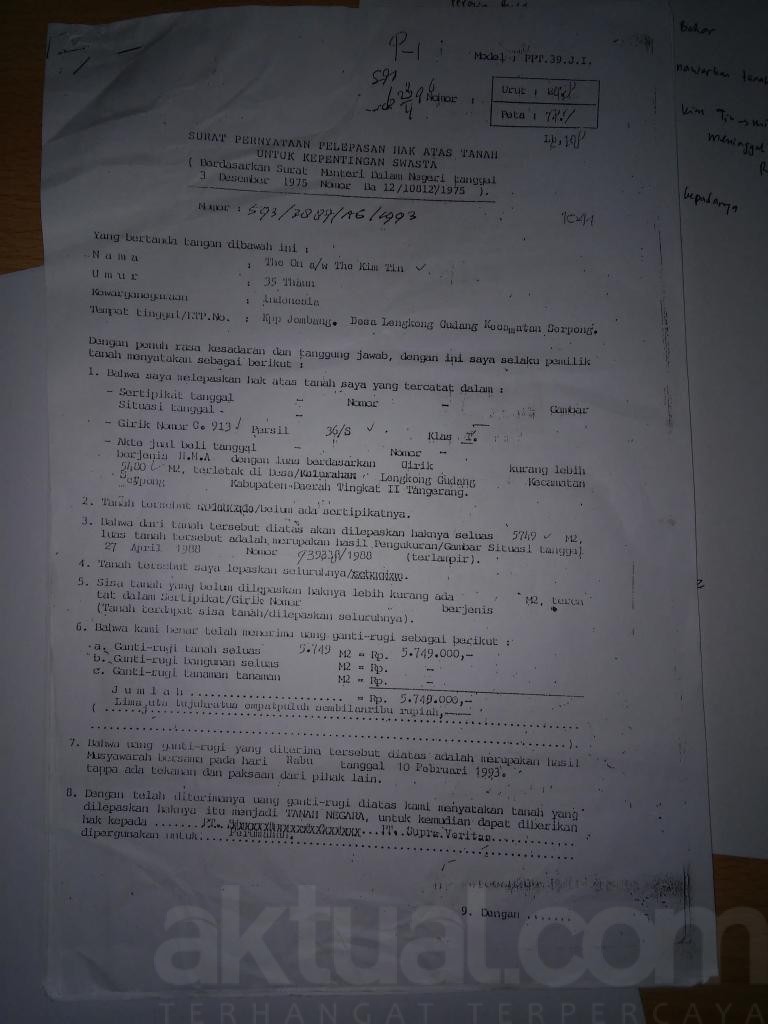 Surat Pelepasan Hak Atas Tanah yang ditandatangi antara Penjual (The On), Pembeli pihak perwakilan BSD (Drs. Uus Martawidjaya), Camat (Drs. Bunyamin), dengan saksi-saksi Kepala Desa Lengkong Gudang (M. Arsadi), Sekretaris Desa (M. Sugotal), dengan tandatangan Kepala BPN Kabupaten Tangerang yang meragukan (Hal 1).