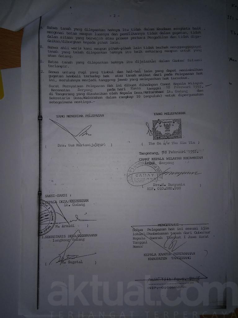 Surat Pelepasan Hak Atas Tanah yang ditandatangi antara Penjual (The On), Pembeli pihak perwakilan BSD (Drs. Uus Martawidjaya), Camat (Drs. Bunyamin), dengan saksi-saksi Kepala Desa Lengkong Gudang (M. Arsadi), Sekretaris Desa (M. Sugotal), dengan tandatangan Kepala BPN Kabupaten Tangerang yang meragukan (Hal 2).