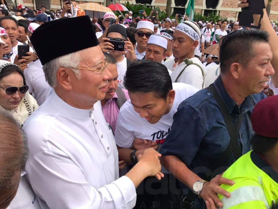 Kehadiran Mantan Perdana Menteri Najib Razak disambut massa aksi 812