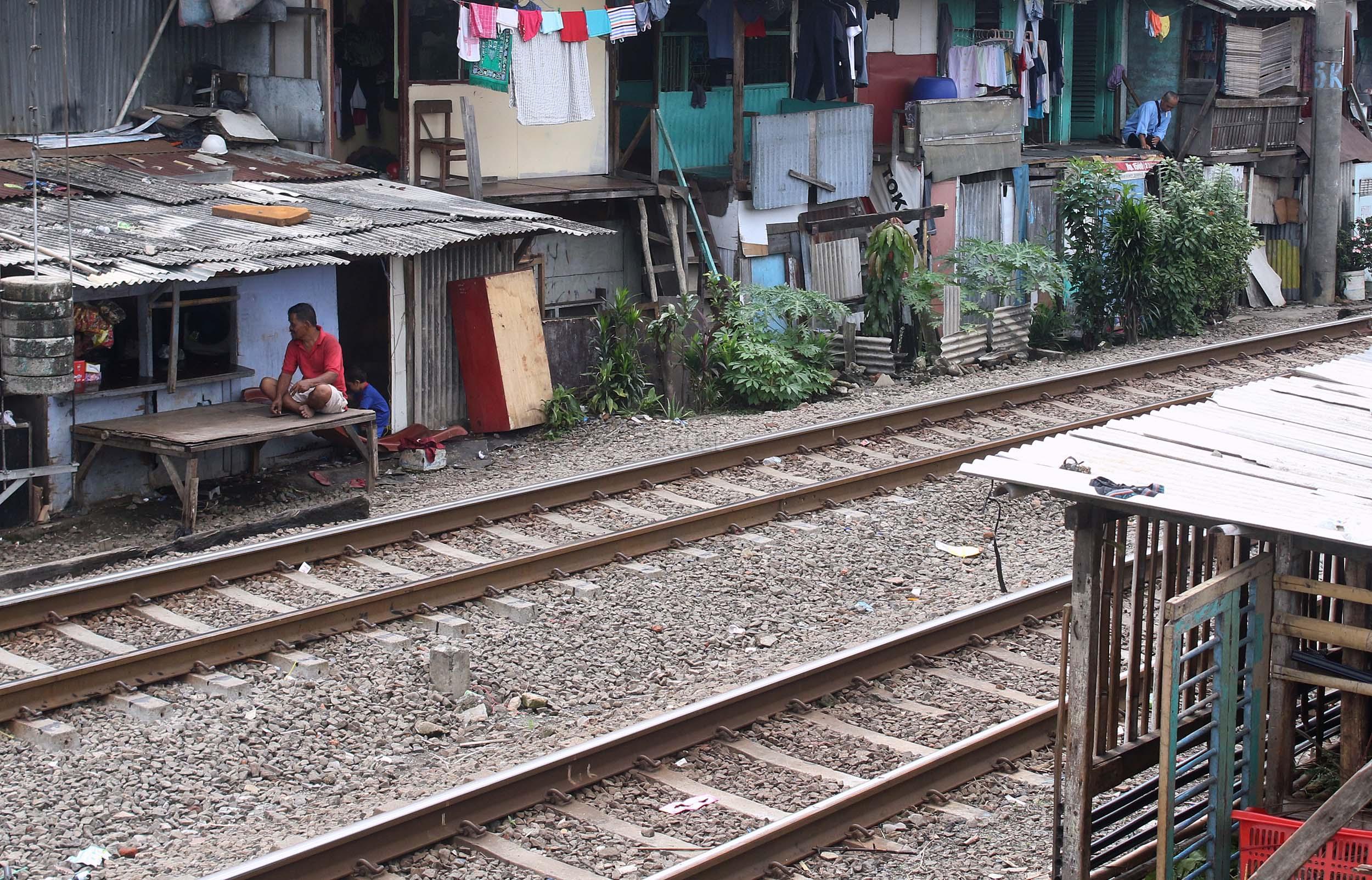 Pemukiman Pinggir Rel Kereta Api Terhangat Terpercaya