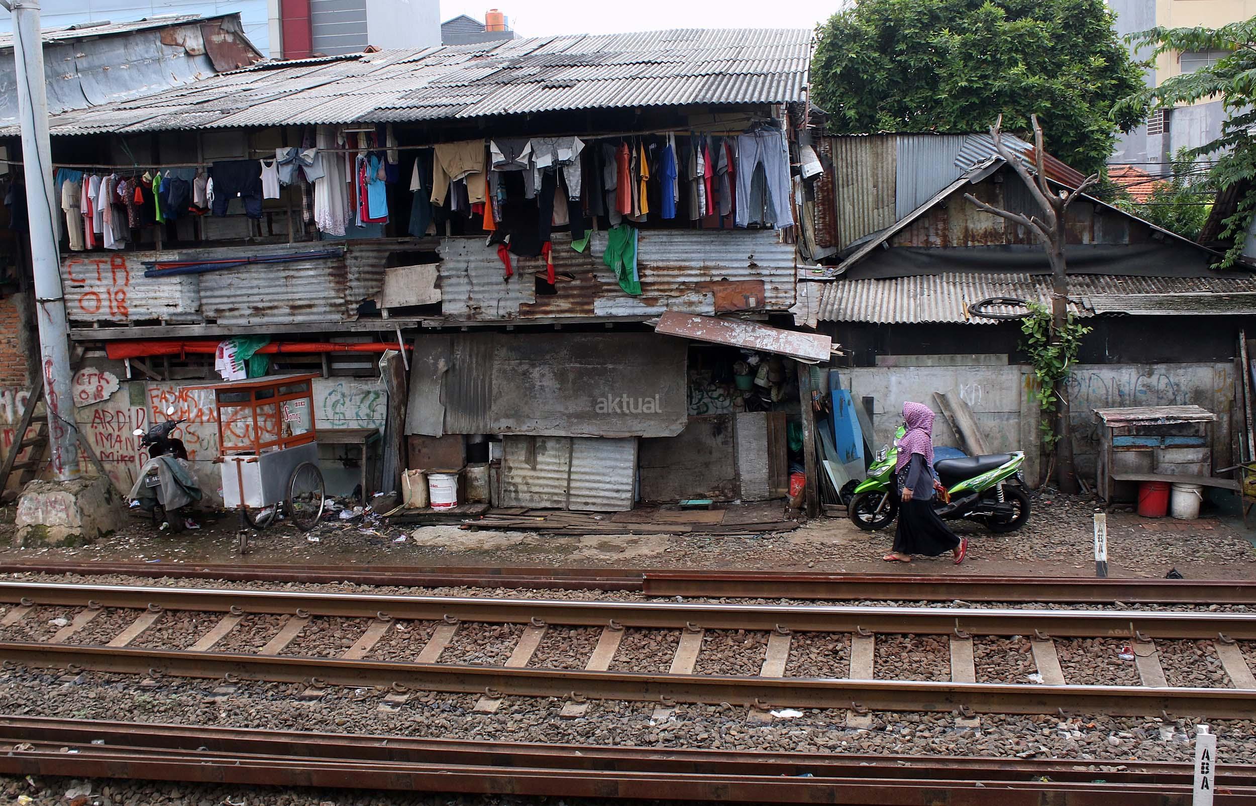 Pemukiman Pinggir Rel Kereta Api Terhangat Terpercaya
