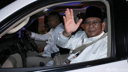  Prabowo  Sandi  Tiba di Gedung KPU Gunakan Mobil  yang Sama 